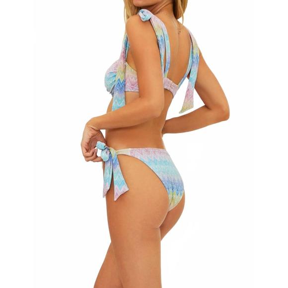 NEW BEACH RIOT drea bikini top in sunset chevron shine - Picture 2 of 7